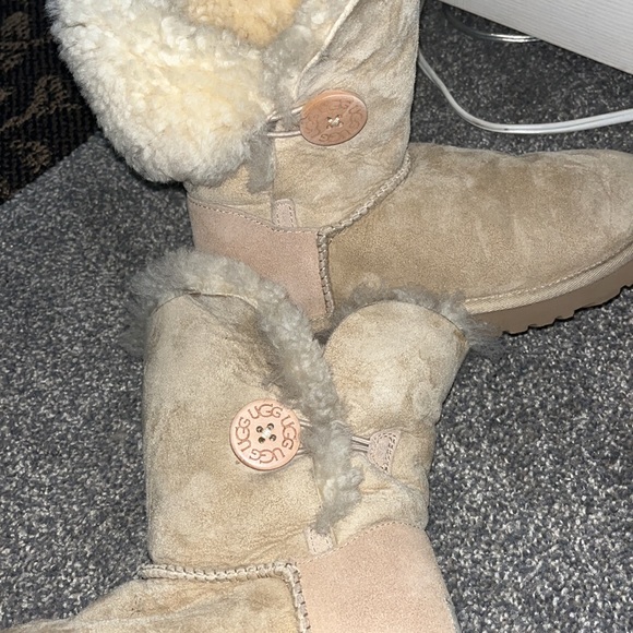 bailey button uggs - Picture 2 of 5